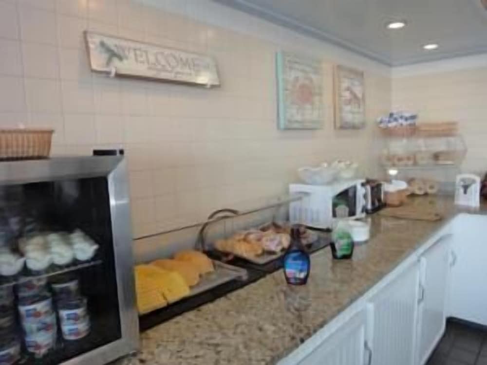 Hyannis Travel Inn 24/45