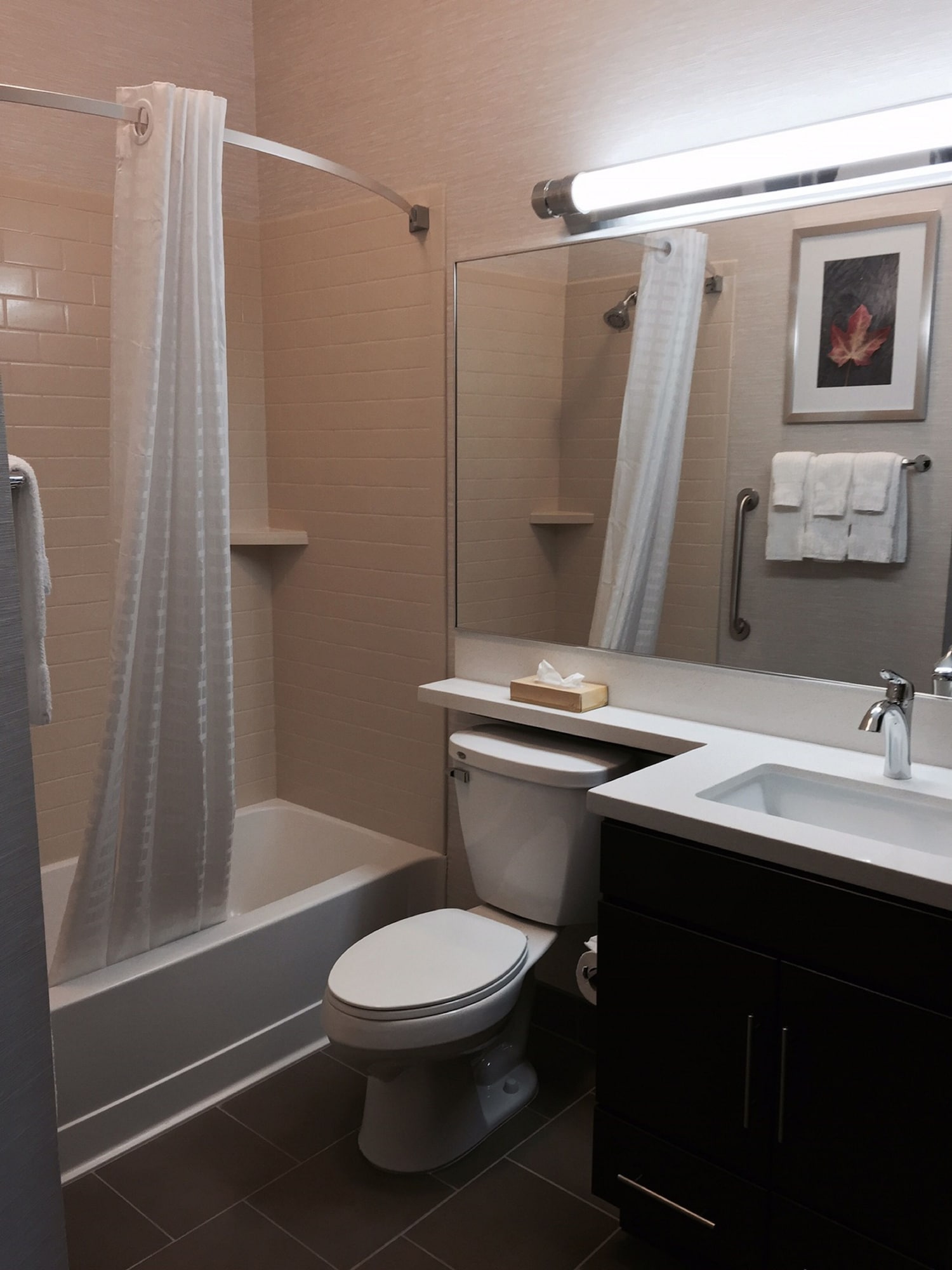 جناح بسرير كينج بغرفة نوم واحدة مع أريكة، Candlewood Suites Youngstown West - Austintown, an IHG Hotel 2/2