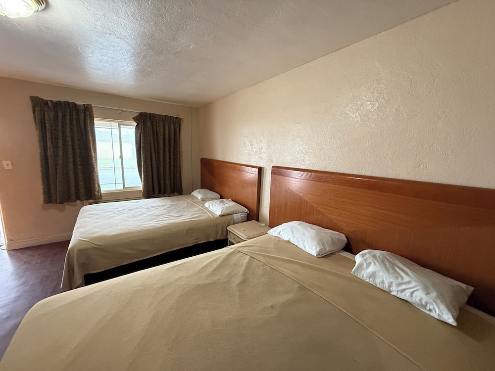 Room, 2 Queen Beds, Smoking