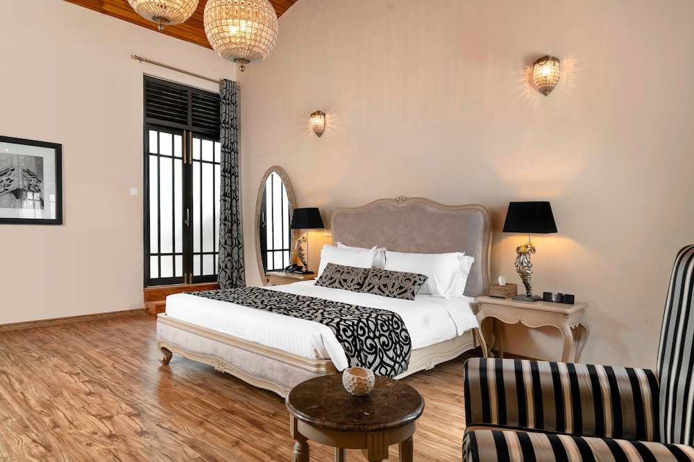 DELUXE, KING BED, GARDEN VIEW