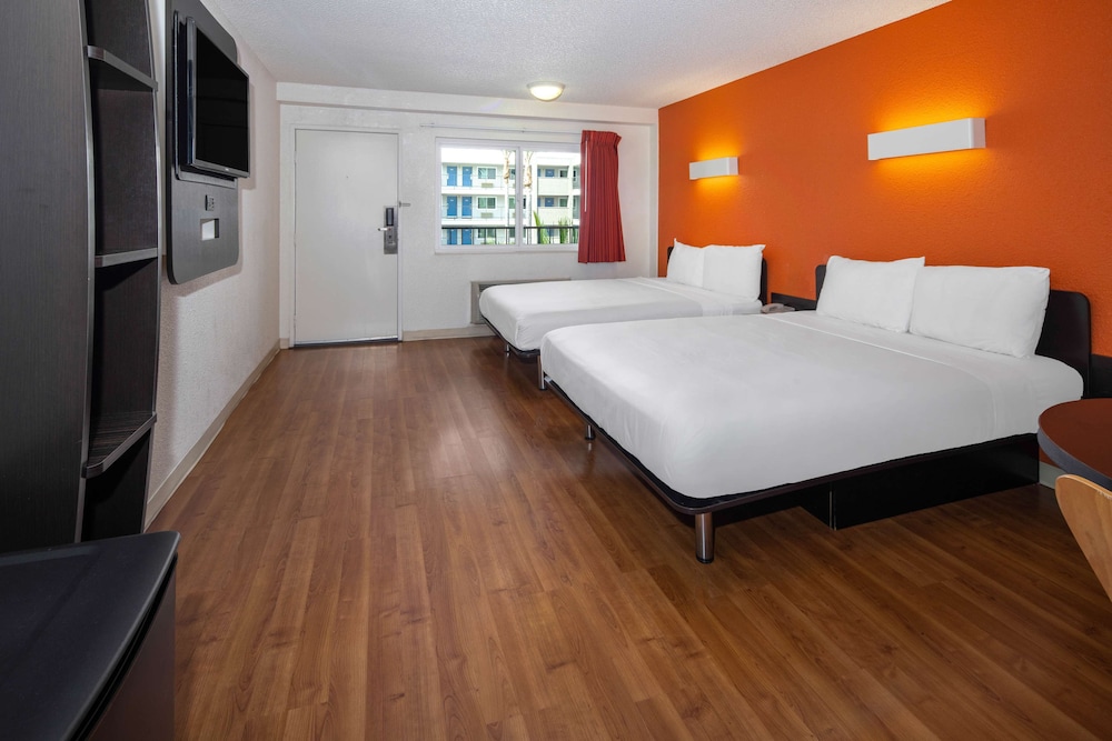 Motel6 Anaheim, CA - Maingate 17/58