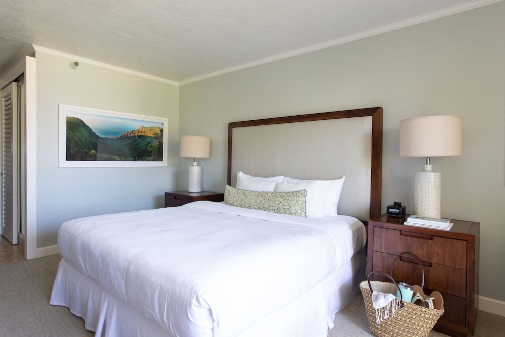 Premium, King Bed, Pool and Ocean View 11/13
