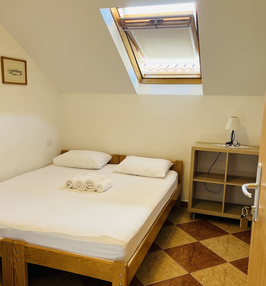 Room, King Bed, Small, Attic