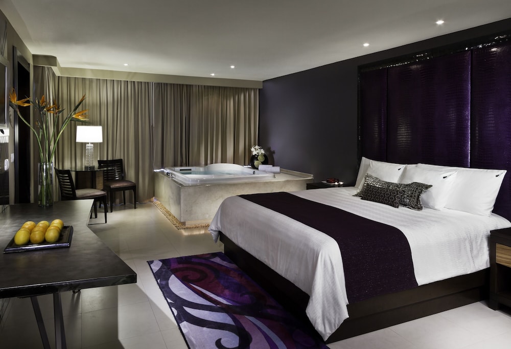 Hard Rock Hotel Cancun 17/80