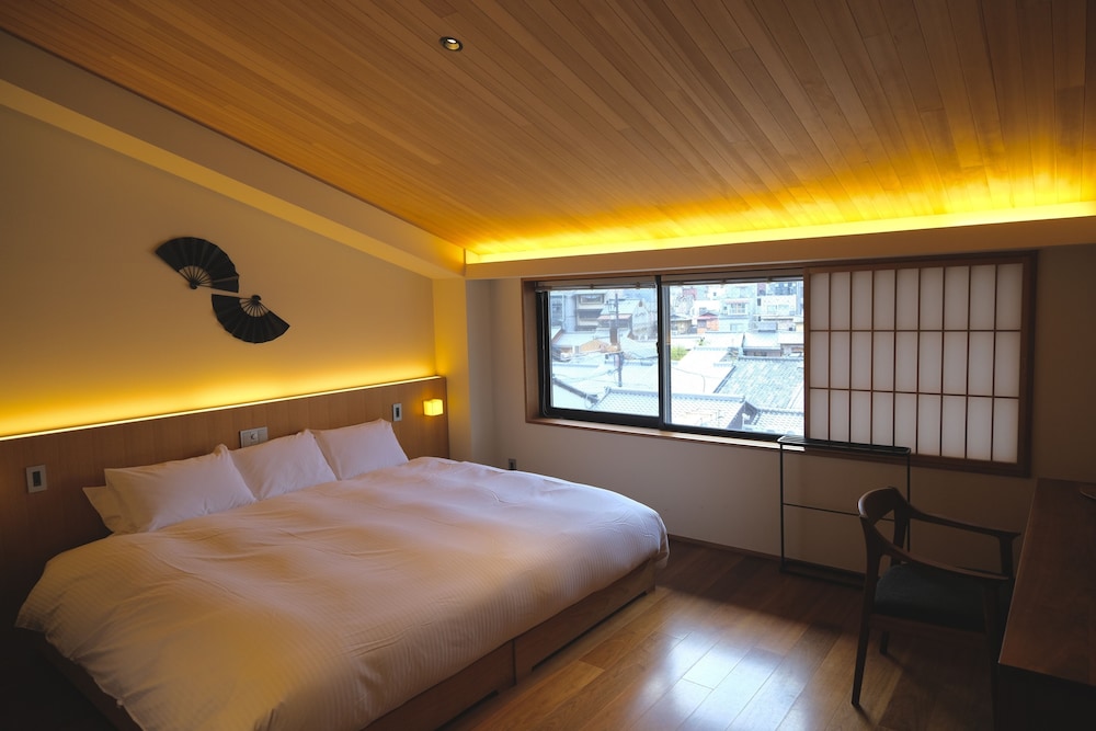 DELUXE, KING BED