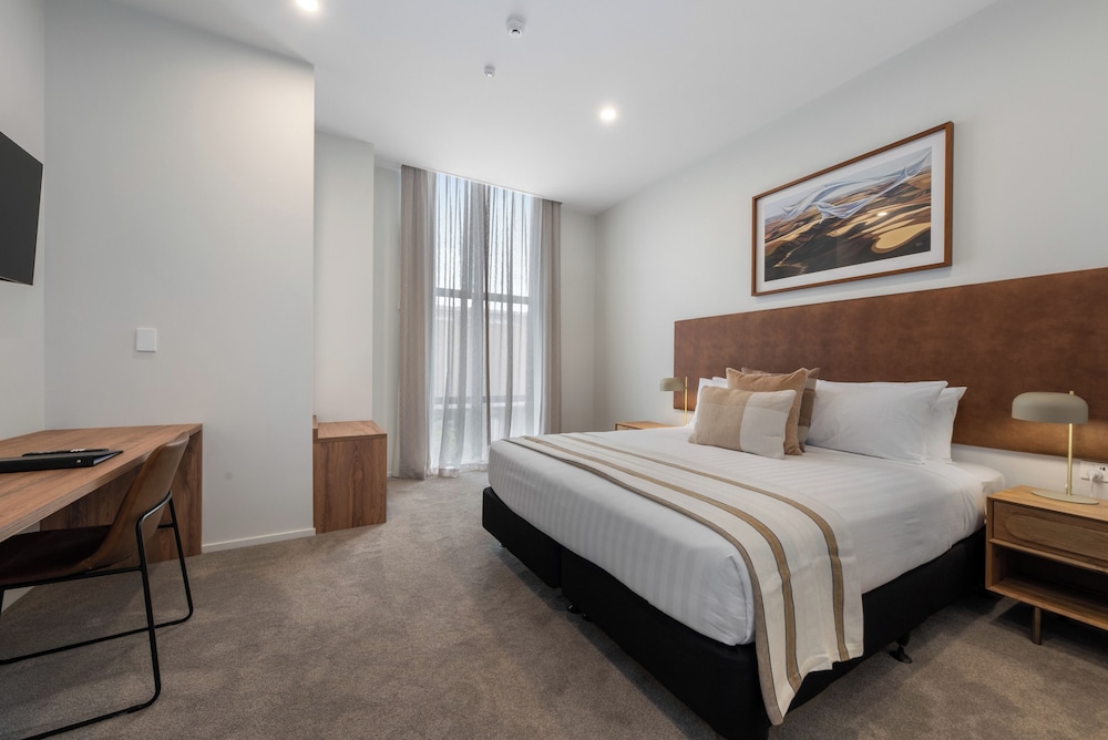 SUPERIOR, STUDIO, KING BED