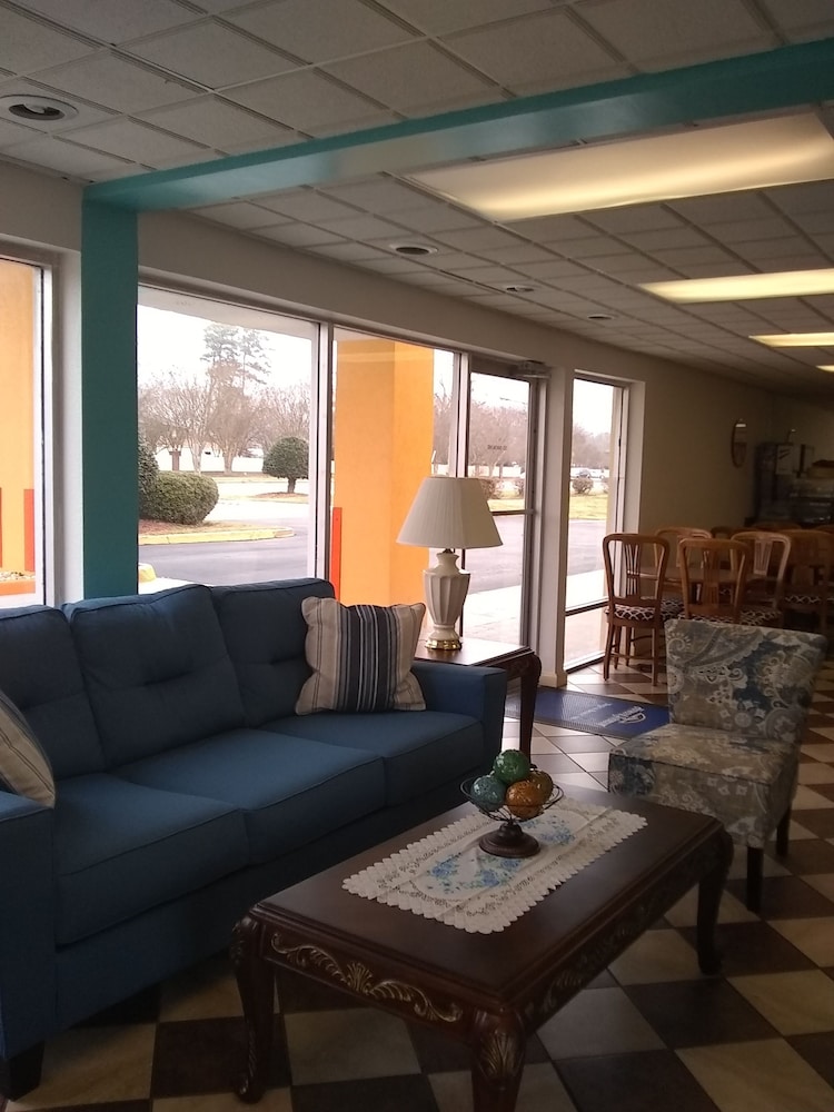 Howard Johnson by Wyndham Virginia Beach 17/23
