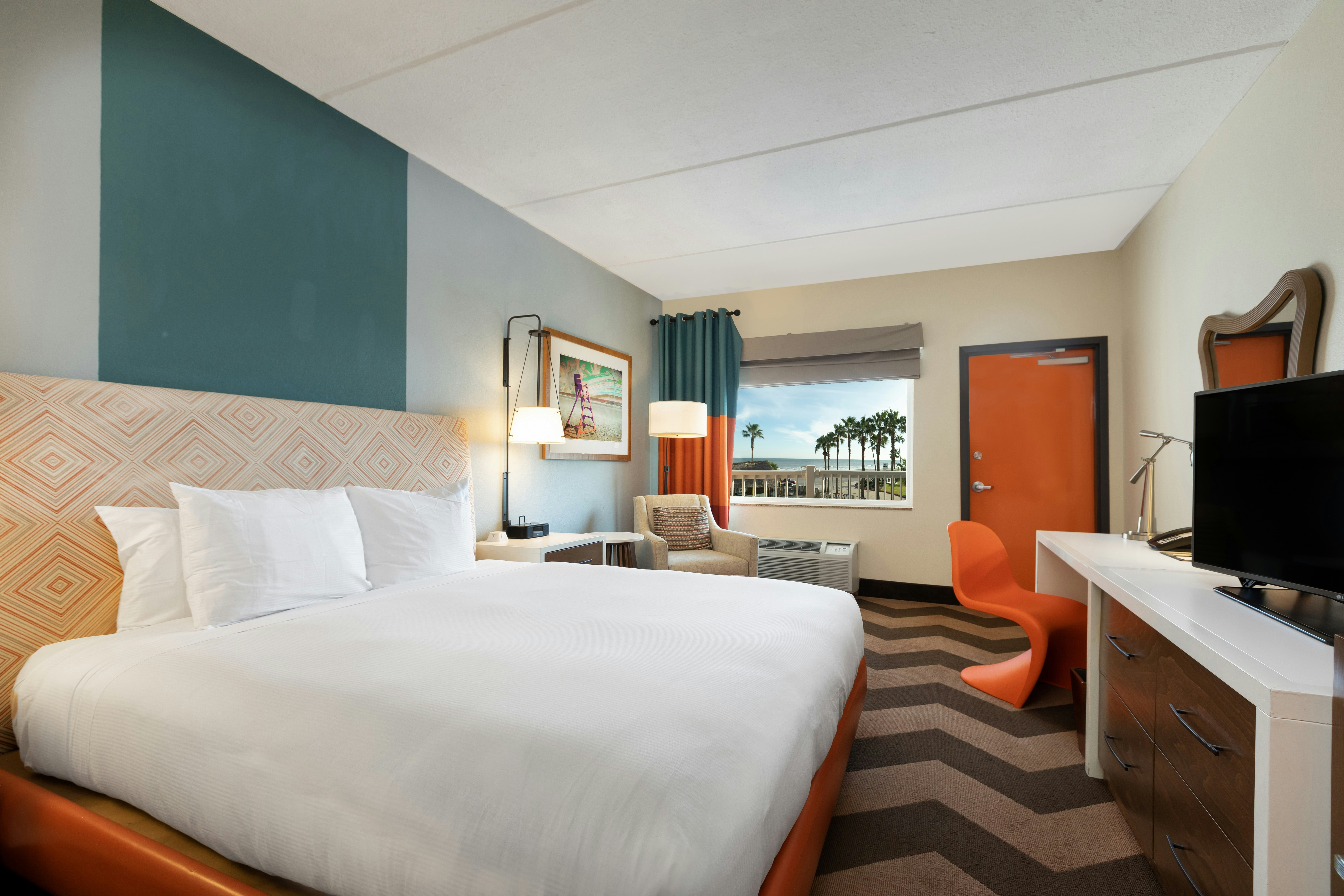 غرفة بريميوم بسرير كينج بإطلالة على الشاطئ بشرفة، Doubletree By Hilton Hotel Galveston Beach 2/5