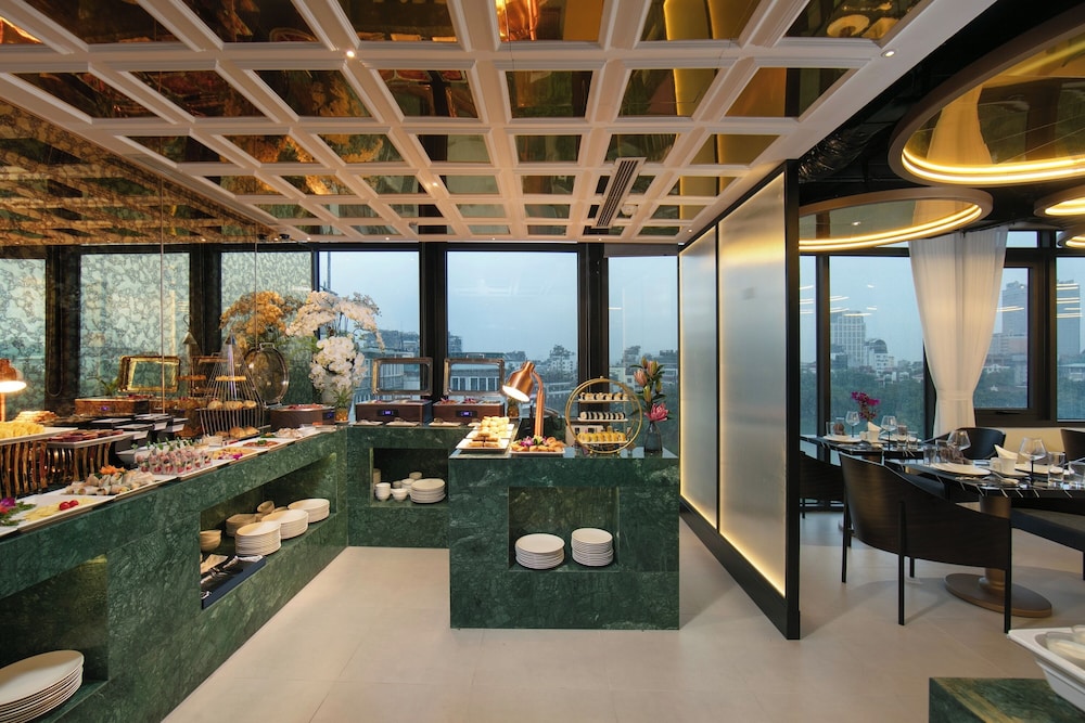 Le Premier Hotel & Rooftop Bar 26/50