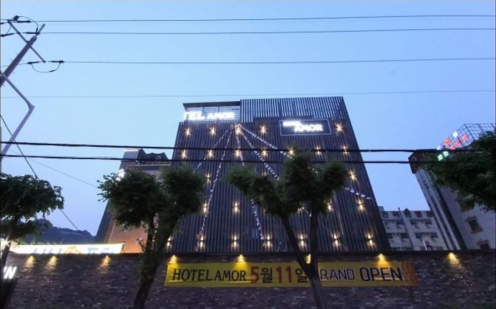 Color M Motel 3/85