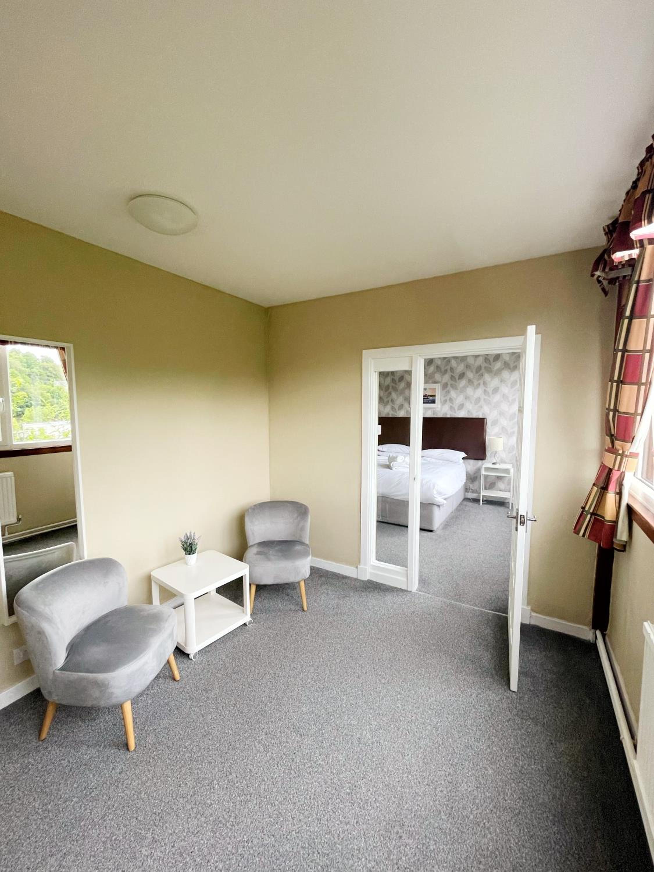 KINGS KNOLL HOTEL 27/53