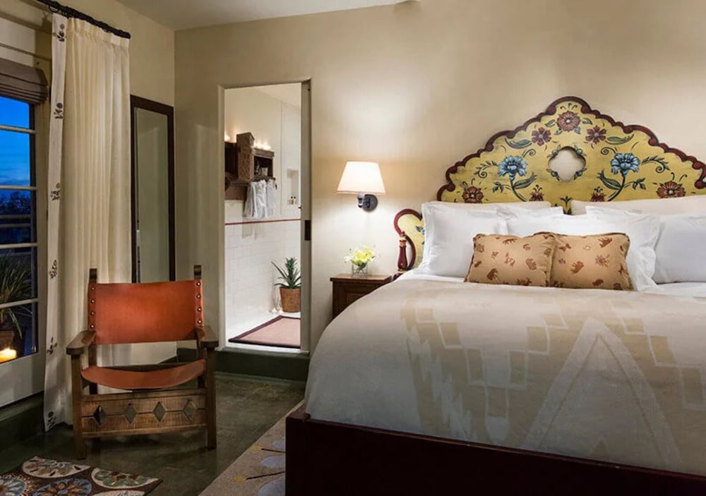 غرفة تقليدية بسرير كوين