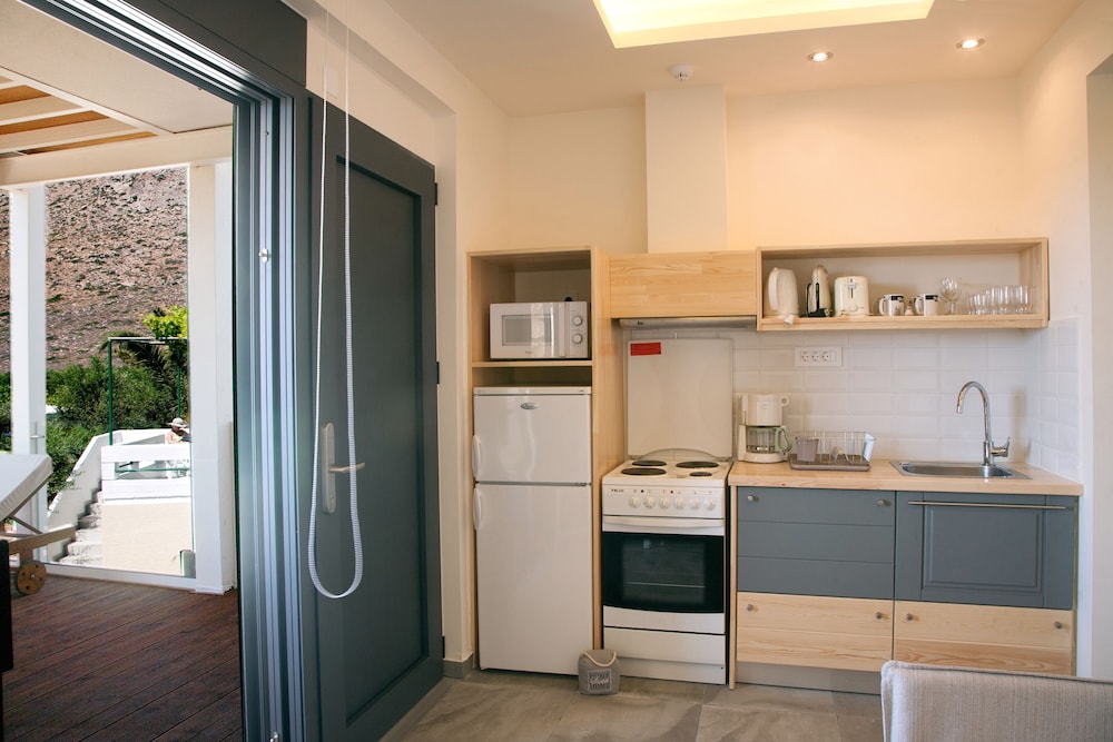 Artemis Village Apartments &amp; Studios 50/50