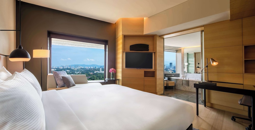 غرفة تنفيذية بسرير كينج بإطلالة على البحيرة، Hilton Kuala Lumpur 6/9