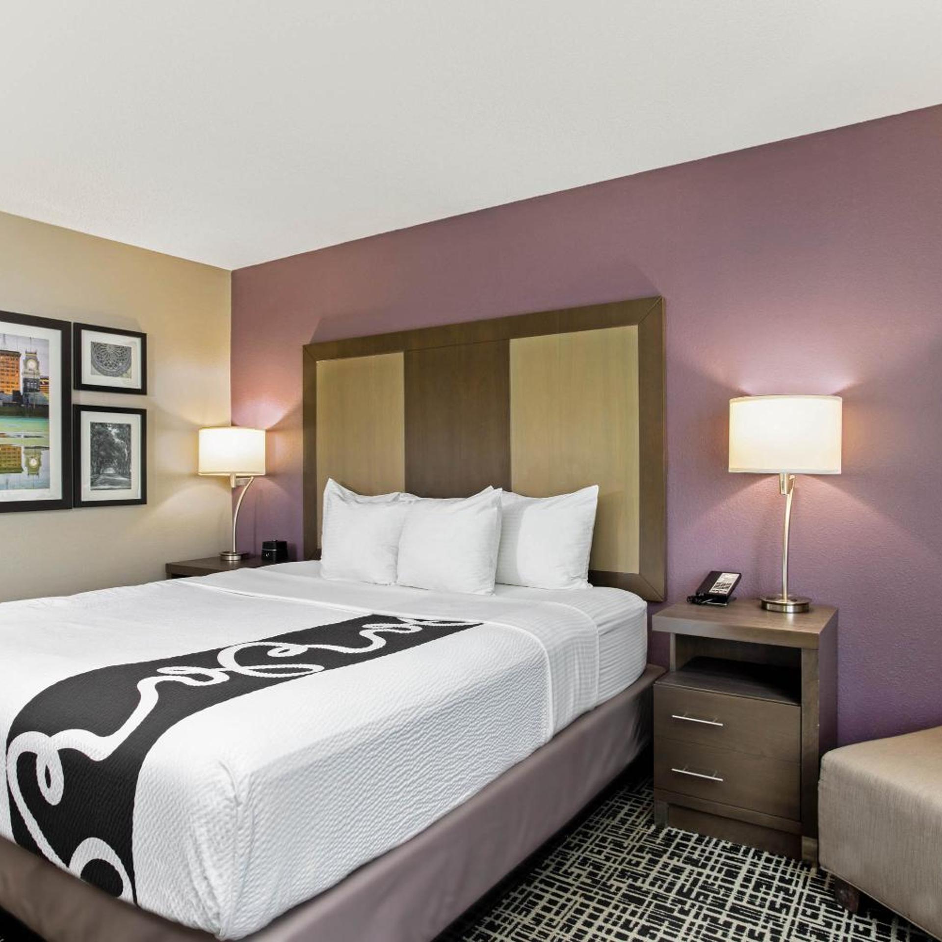 غرفة ديلوكس بسرير كينج بحوض استحمام لذوي الإعاقة، La Quinta Inn & Suites by Wyndham Hopkinsville 10/10
