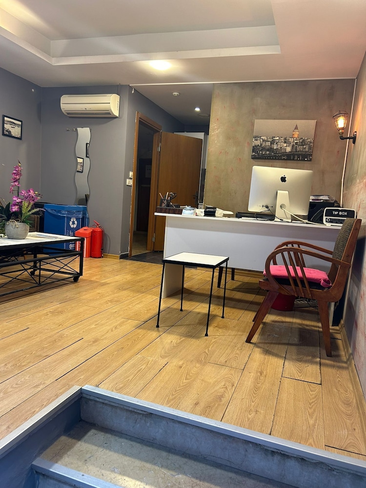 Retropera Hotel 8/60