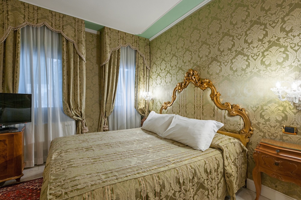 CLASSIC, DOUBLE OR TWIN BED