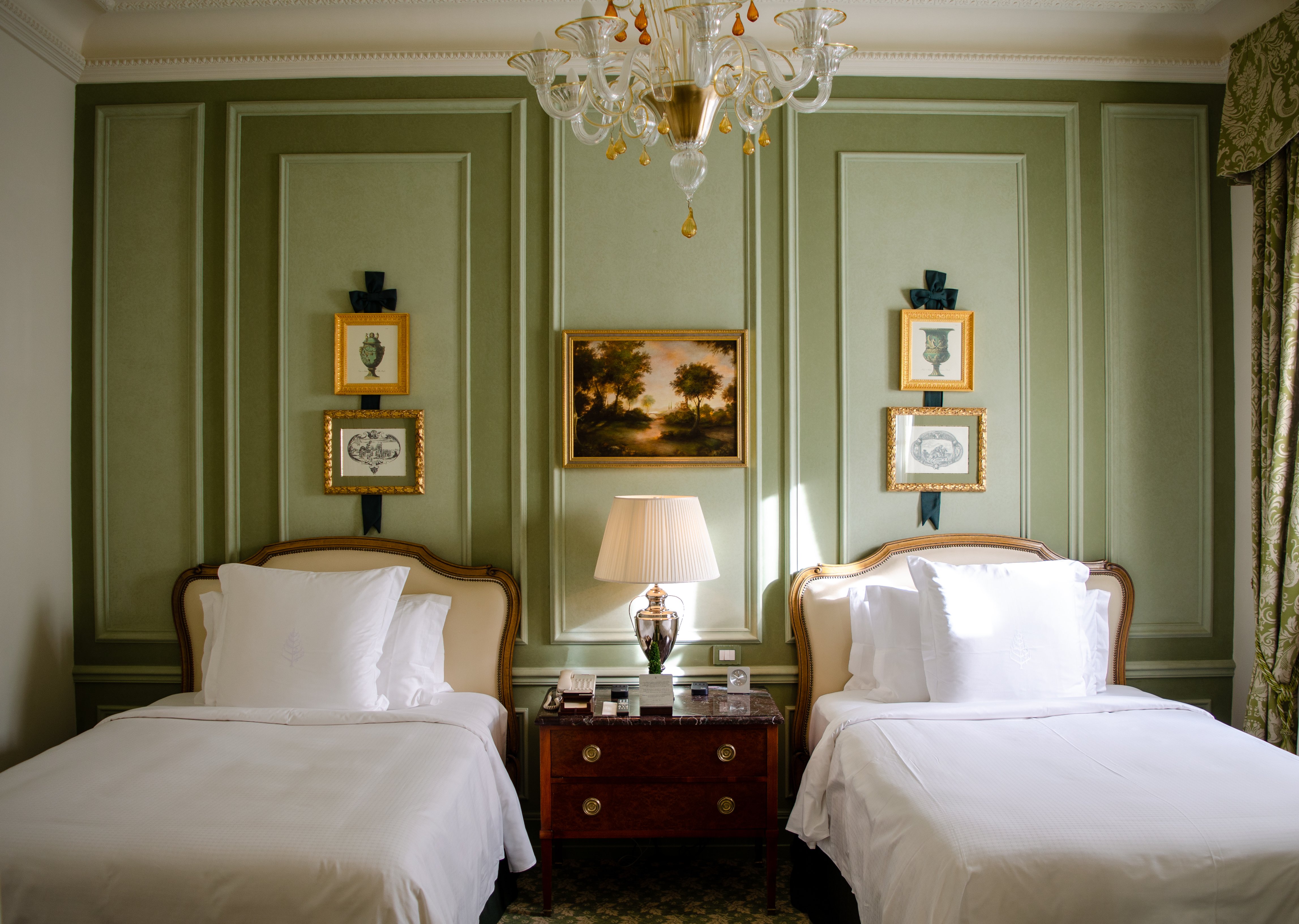 DELUXE, TWIN BEDS