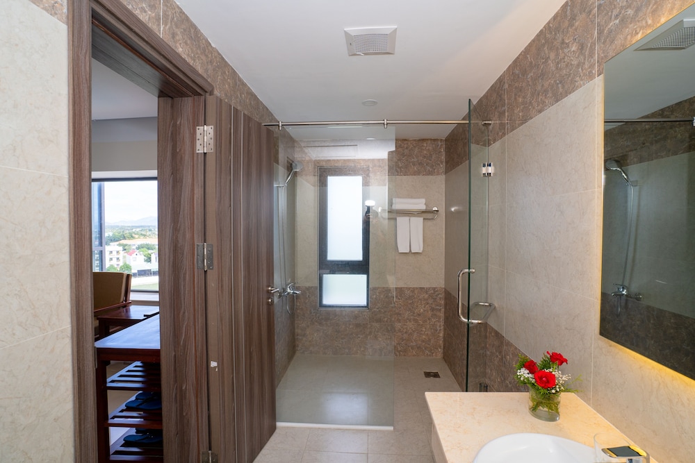 Navy Hotel Cam Ranh 50/50