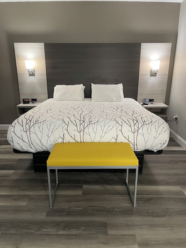 HomeTown Inn and Suites Belle Plaine 31/65
