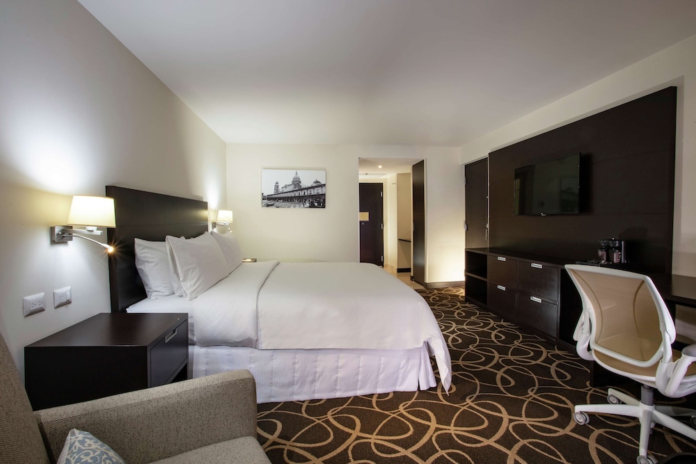 DoubleTree by Hilton Toluca 24/80