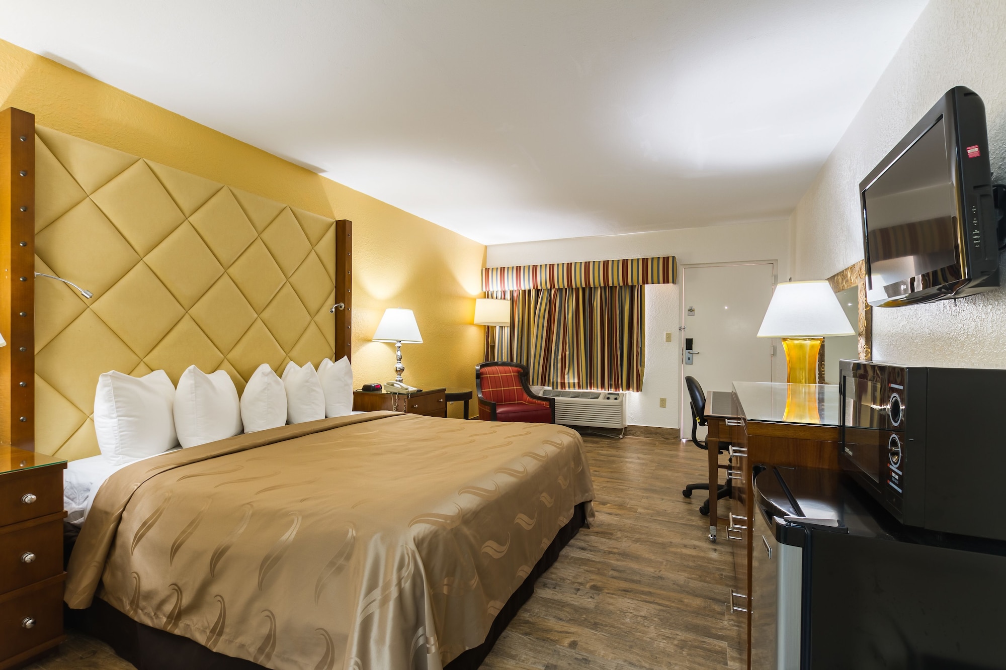 Room, King Bed, Exterior Entrance