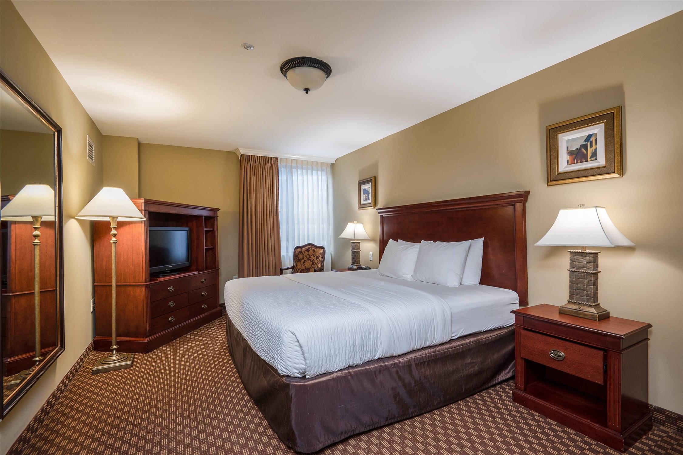 Clarion Collection Hotel Arlington Court Suites 7/28