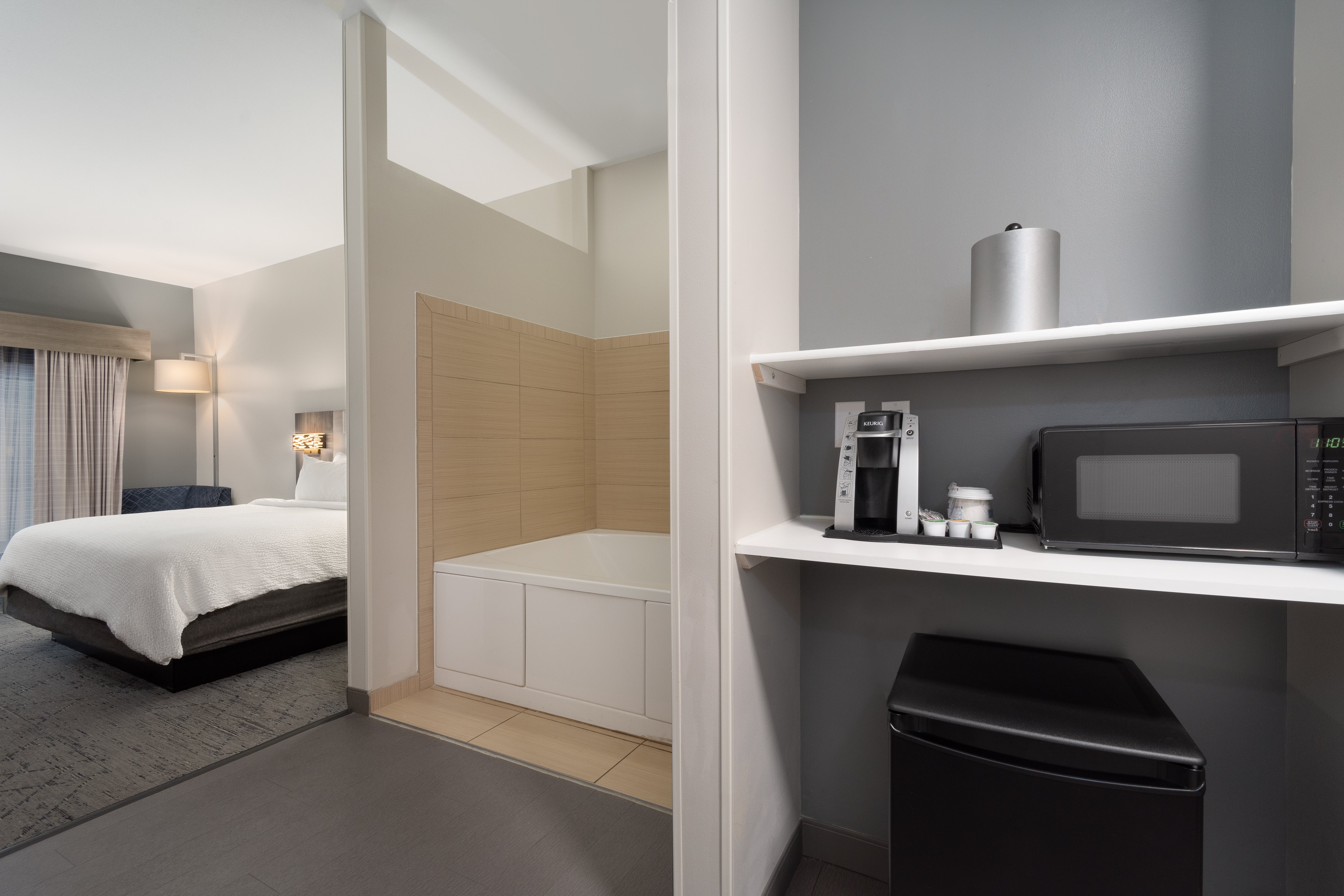 Holiday Inn Express Hotel Suites Saginaw 74/76