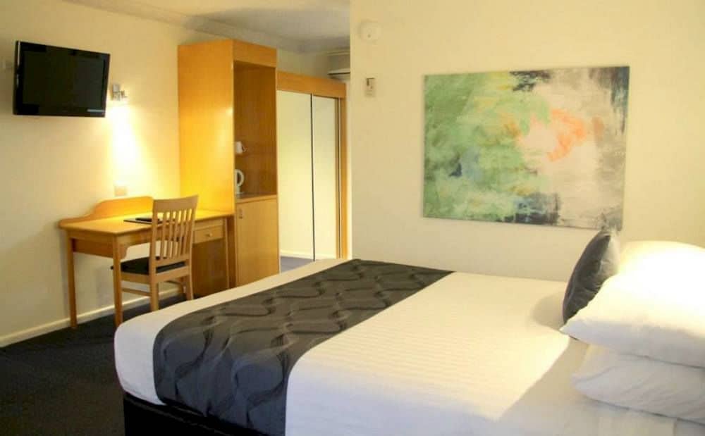 West End Motor Lodge 17/57