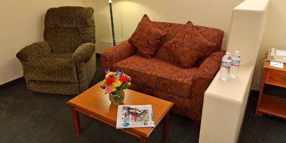 Gateway Studio Suites 33/54