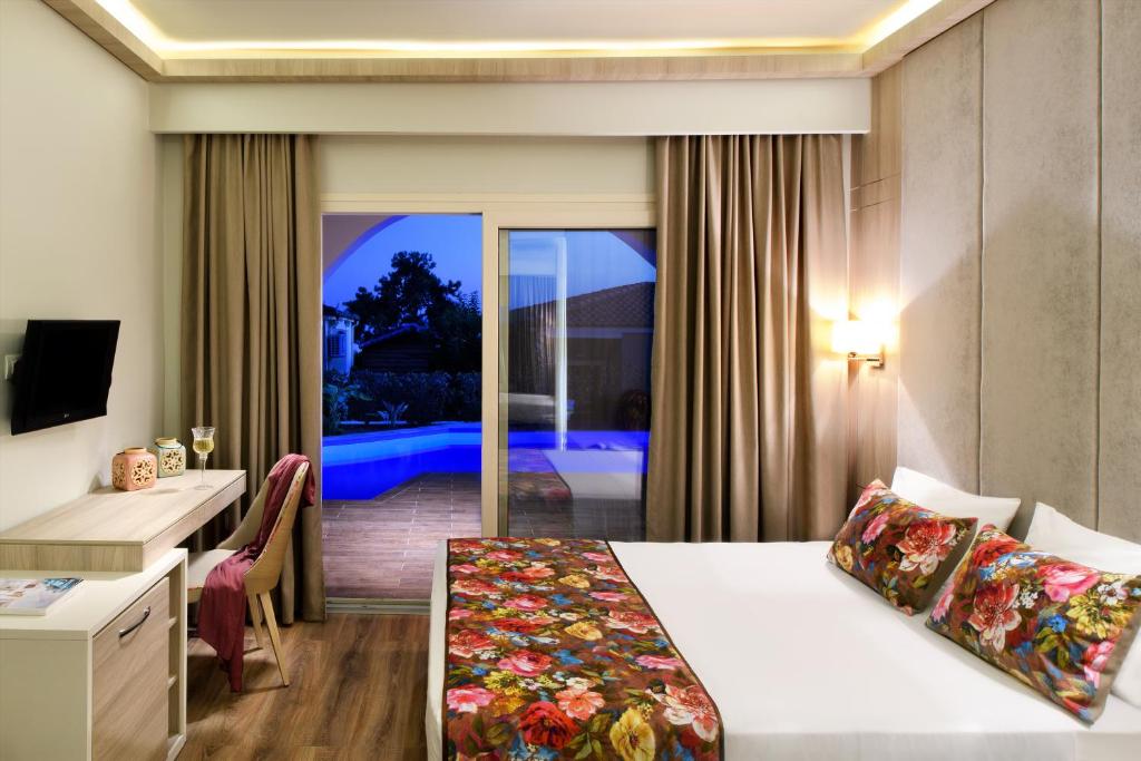 Deluxe, Shared Pool