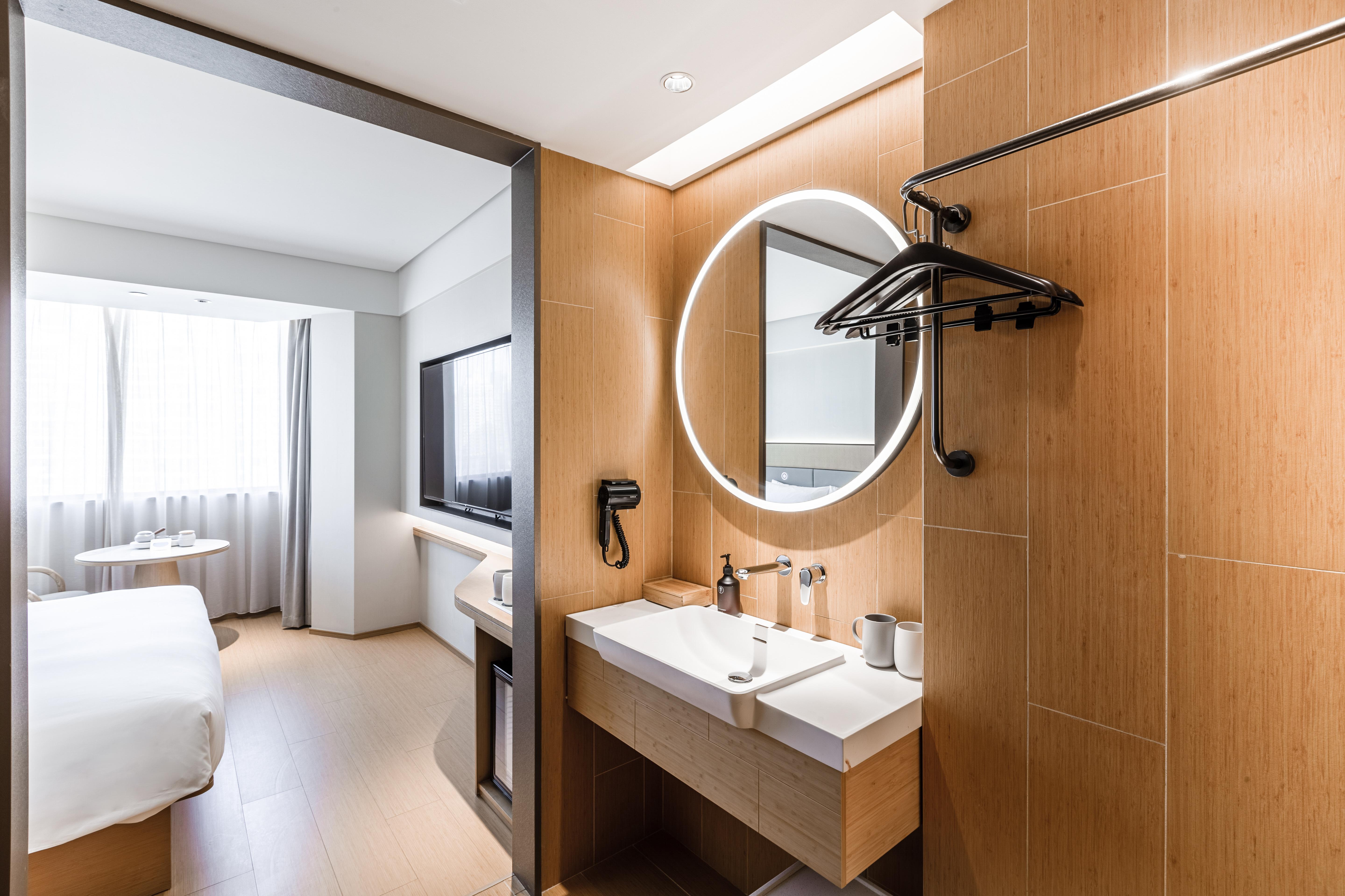 Ji Hotel (Shanghai Lujiabang Road Metro Station) 33/37