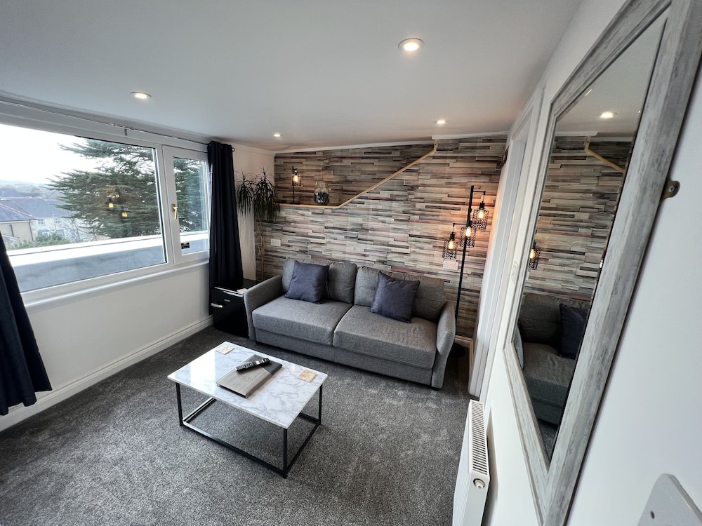Coach Guest House 24/42