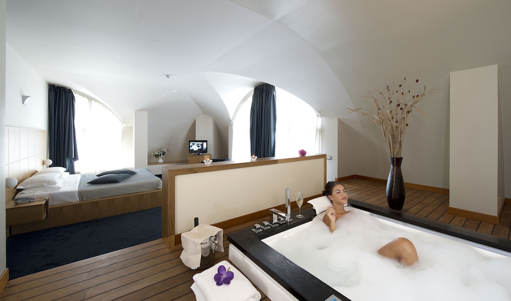 DELUXE, SUITE
