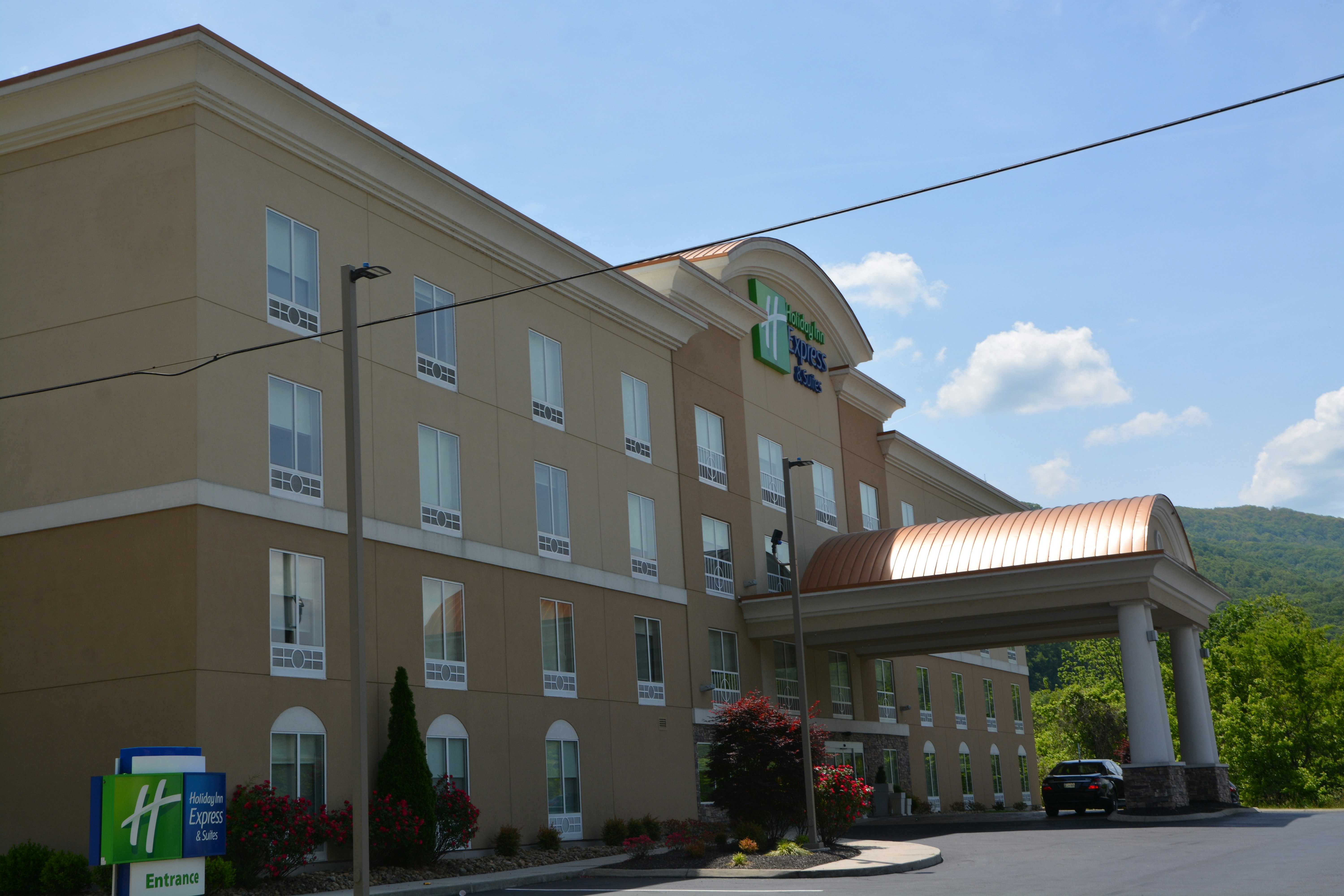 Holiday Inn Express Suites Caryville 54/57