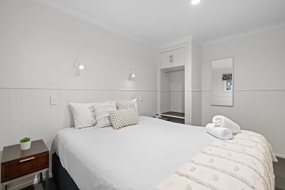 2 Bedrooms, Motel, 1 Queen and 3 Single Beds