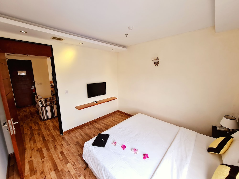 suite, city view