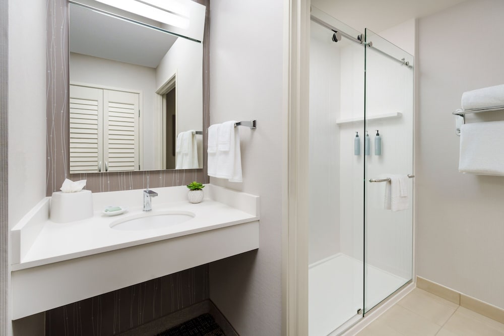 غرفة بسرير كينج مع أريكة في طابق مرتفع، Courtyard by Marriott Roseville Galleria Mall/Creekside Ridge Drive 14/14