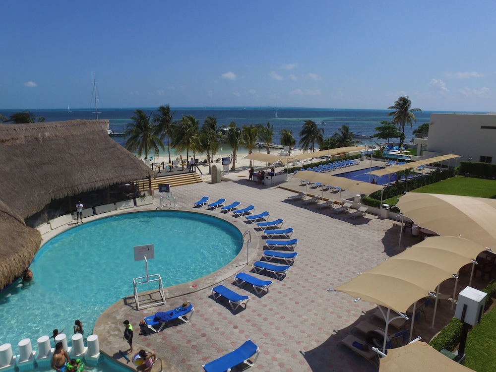 Aquamarina Beach Hotel Cancun 62/63