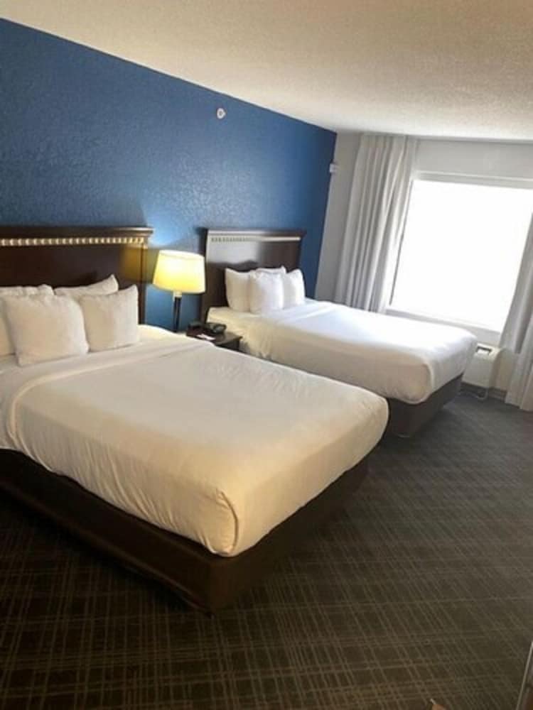 Suite, 2 Queen Beds, Sofa, Accessible