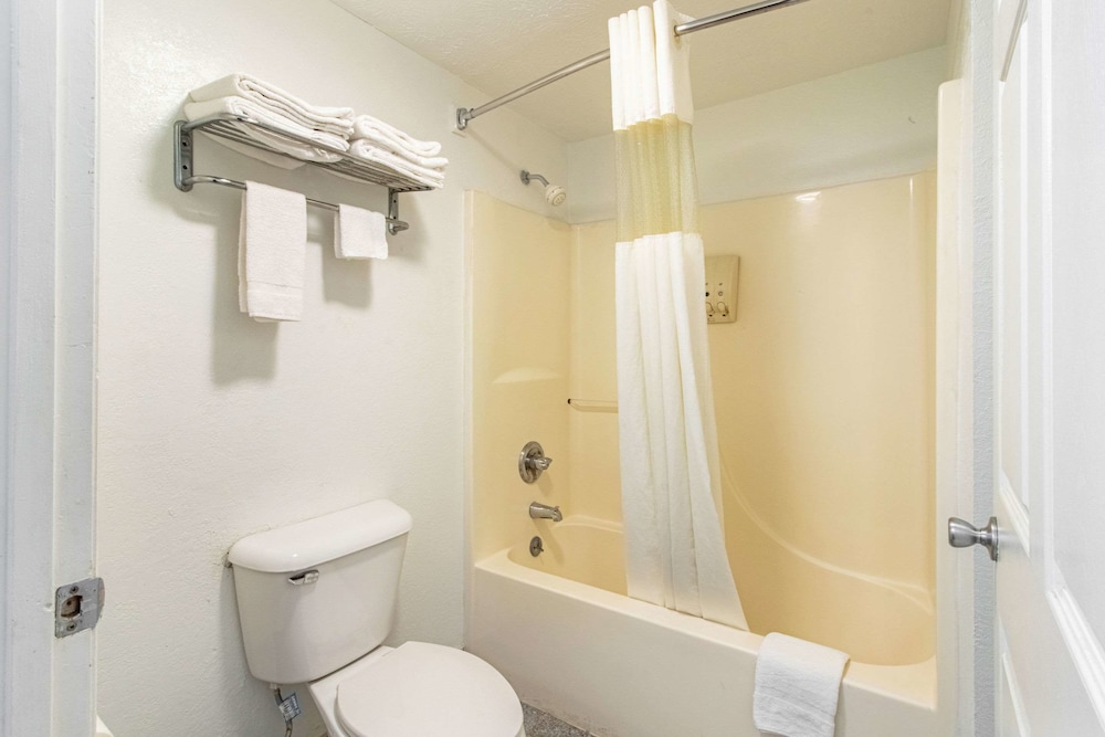 Quality Inn & Suites Dickson TN 42/46