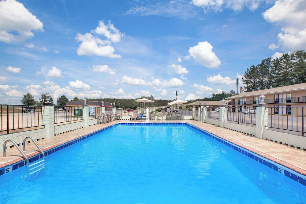 Days Inn by Wyndham Newton MS/I-20 18/23