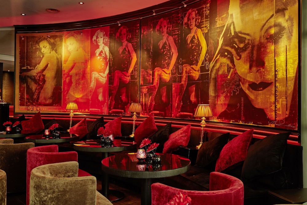 Savoy Hotel 30/33