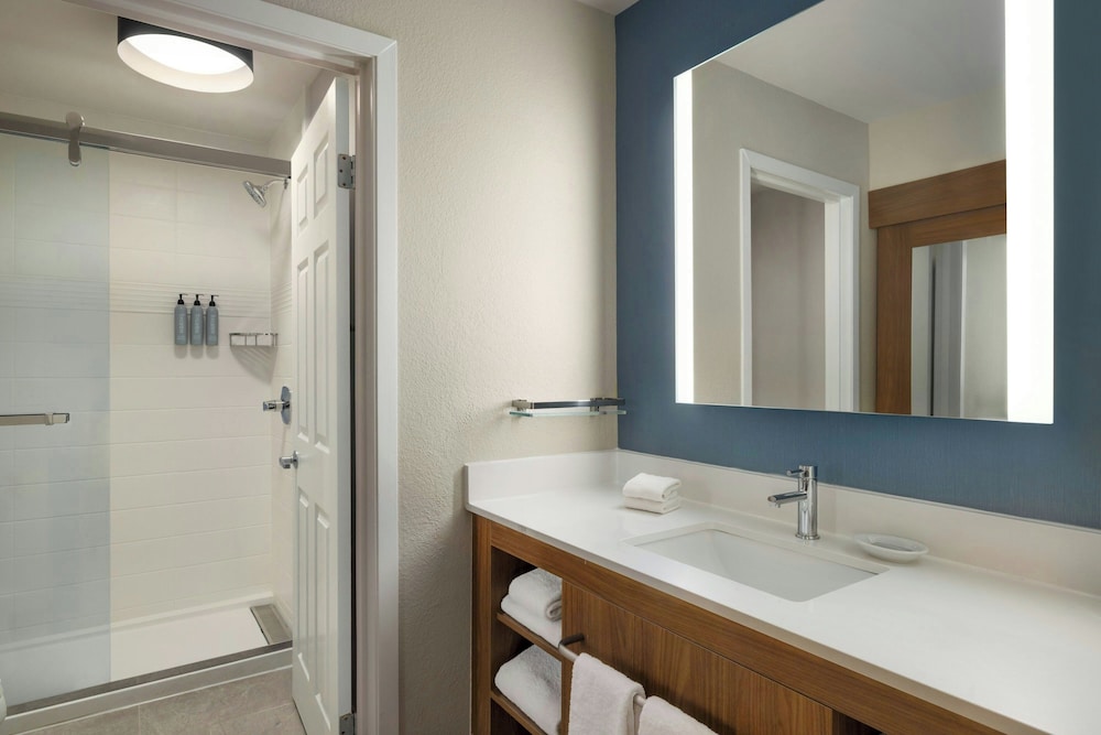 Studio, Queen Bed, Sofa, Residence Inn by Marriott Indianapolis Airport 7/10
