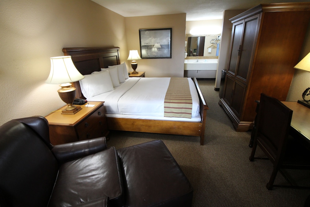 Magnuson Grand Hotel and Conference Center Tyler 38/59