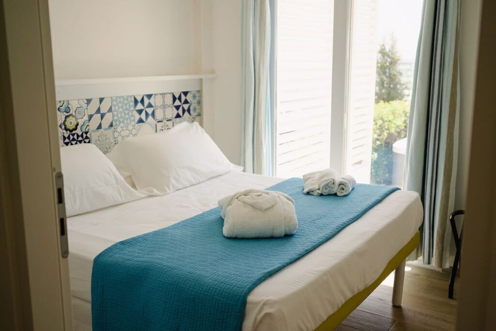 2 Bedrooms, Superior, Bungalow, Queen and Twin Beds, Sea View