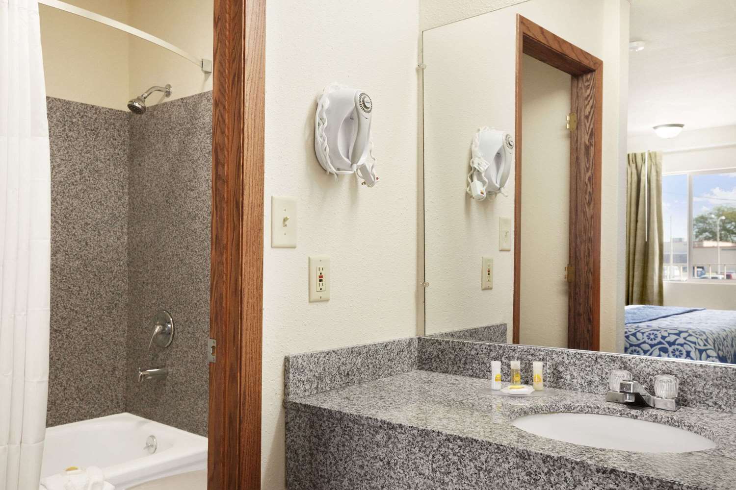 Days Inn by Wyndham Champaign Urbana 16/16