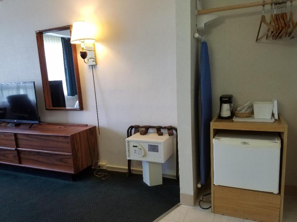 غرفة بسرير كينج وسرير بطابقين، Travelodge By Wyndham Lake George Ny 7/7