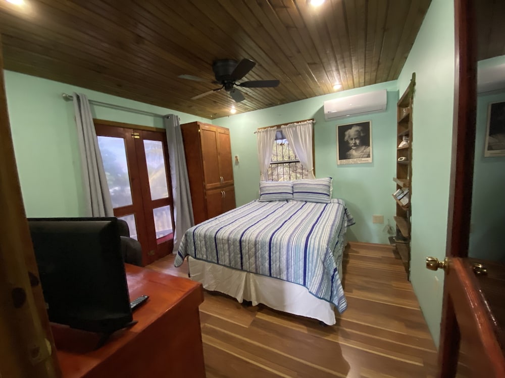 Mariposa Lodge 30/74