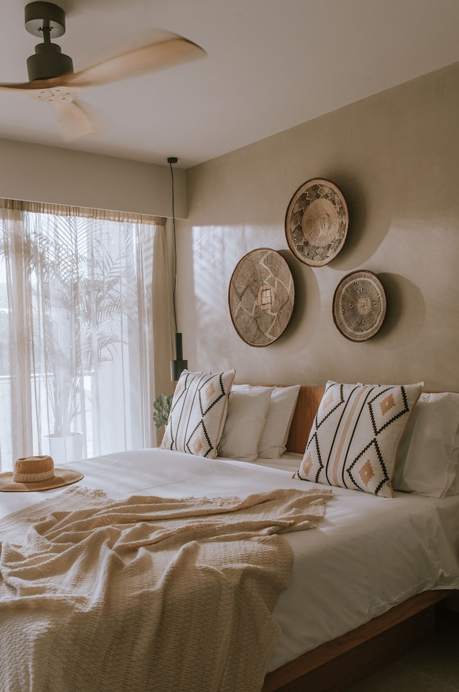 Room, King Bed, Partial Sea View